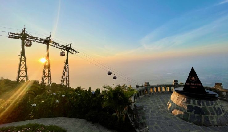 Trải nghiệm leo và cắm trại tại Núi Bà&nbsp;Đen